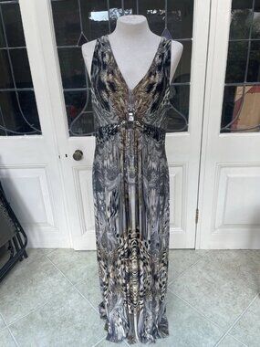 The Valiss luxury version features a pleated evening dress.